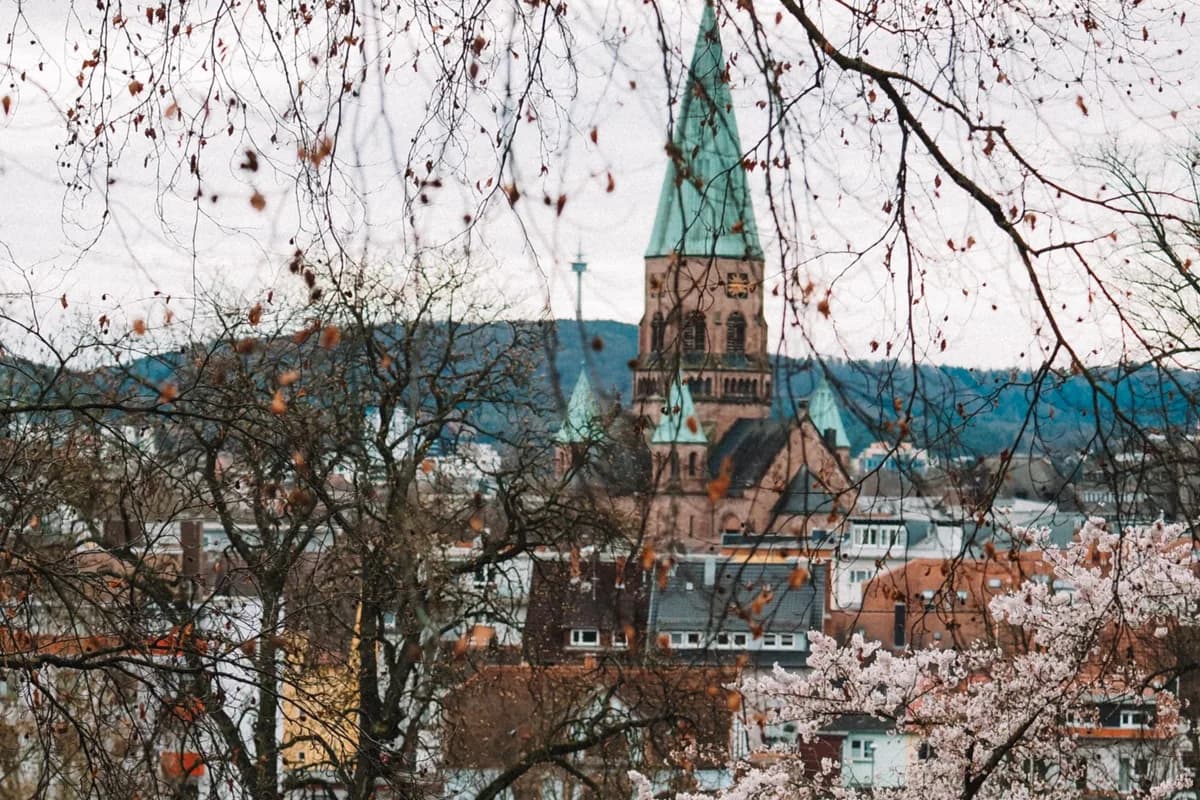 Stiftskirche in Kaiserslautern hinter Kirschblüten
