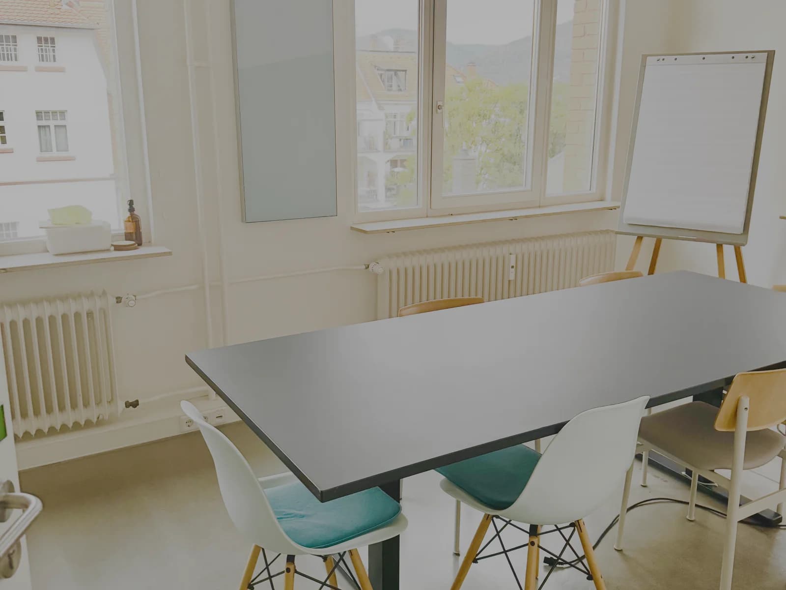 Besprechungsraum im Aurentis-Büro in Heidelberg mit langem Tisch, Flipchart und Blick über die Dächer