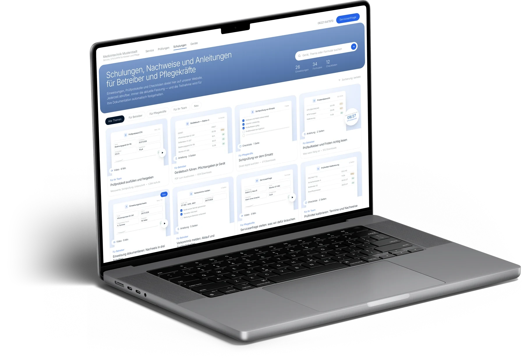 MacBook zeigt den Schulungsbereich einer Website für Medizintechnik-Service: Prüfprotokolle, Einweisungsnachweise und Checklisten als Kacheln