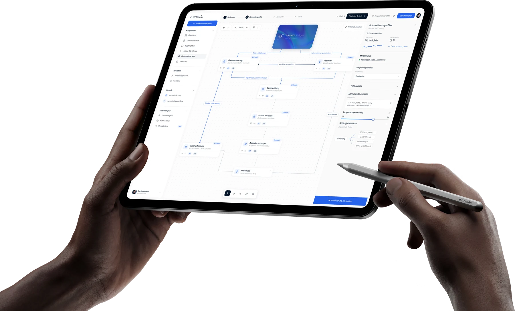 Zwei Hände halten ein iPad mit der Aurentis-Automatisierungsoberfläche, in der rechten Hand ein Apple Pencil